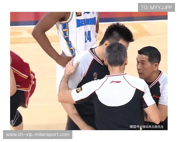 CBA 新秀试图隔扣失败！摔倒姿势上热搜